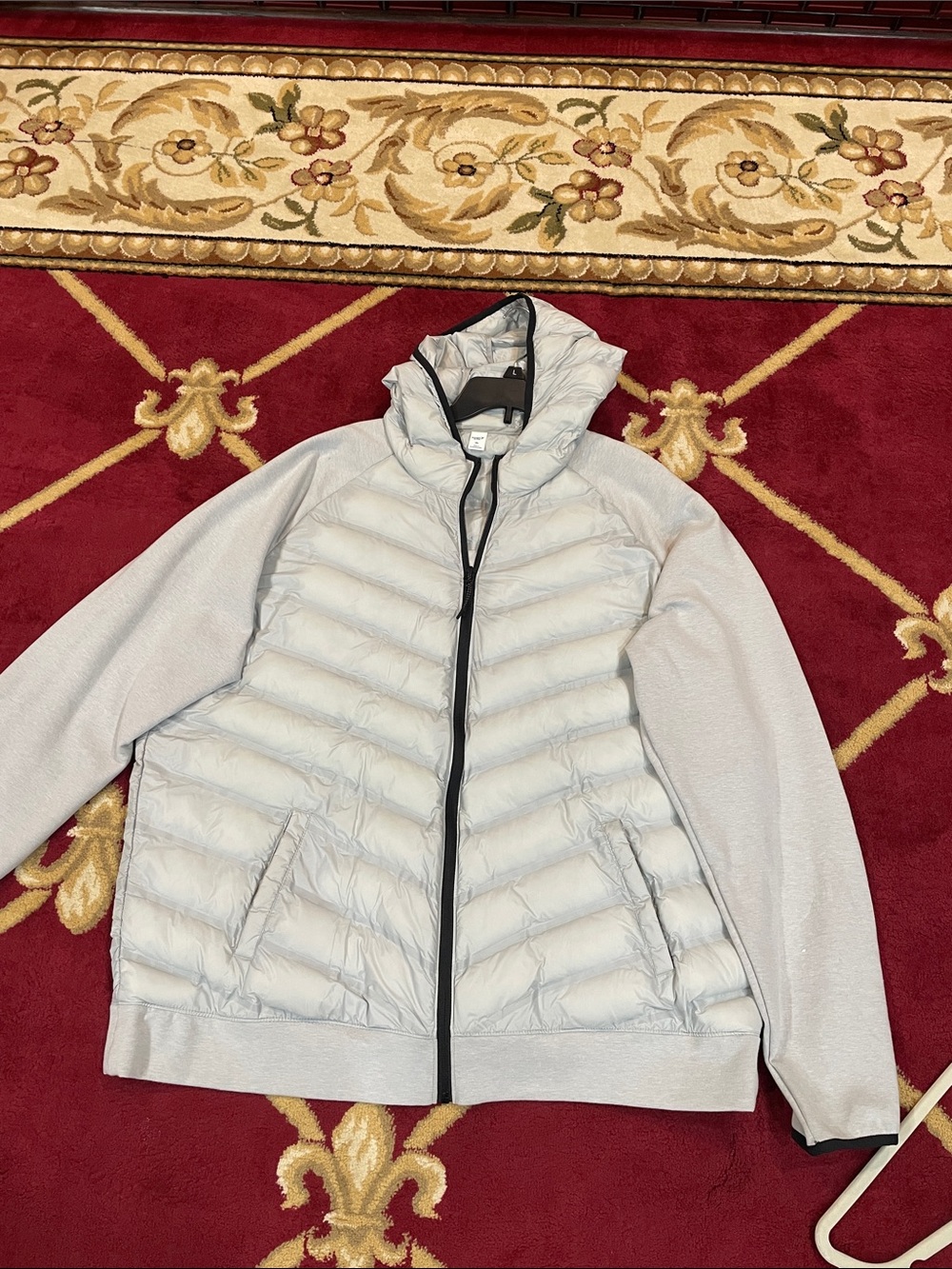 Old Navy Men’s Light Gray Quilted-Sleeve Puffer Jacket